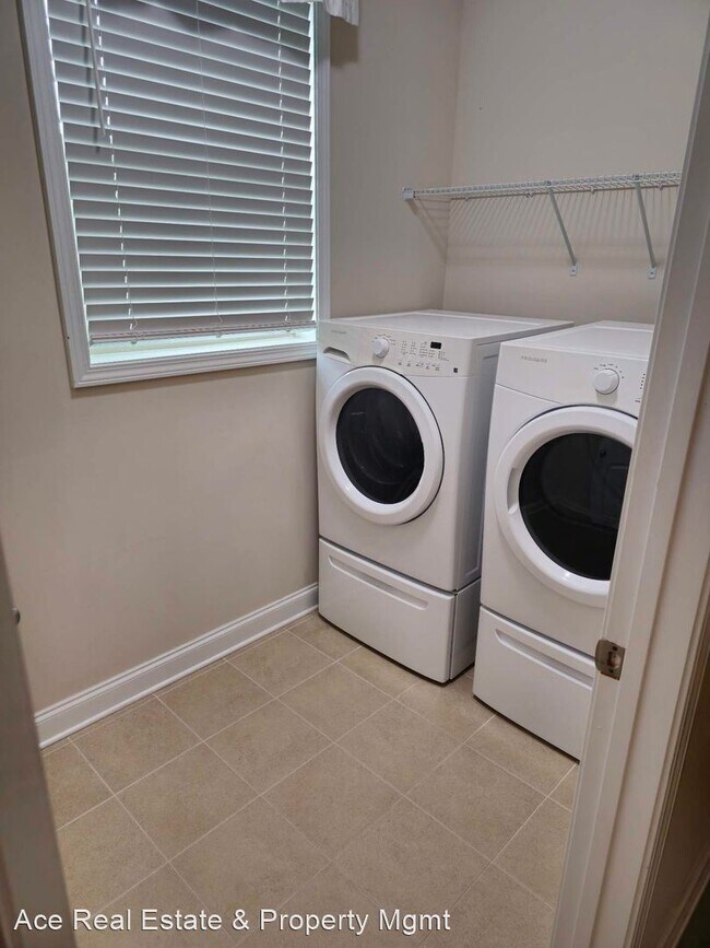 Building Photo - 5 br, 3.5 bath House - 106 Roaring Creek D...