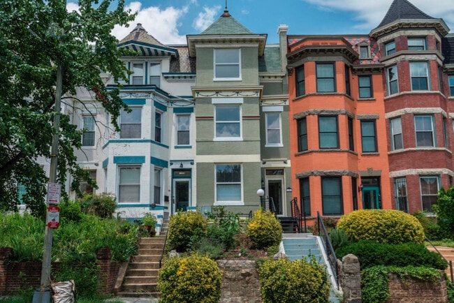 Building Photo - Terrific Two-Bedroom Unit in Columbia Heig...