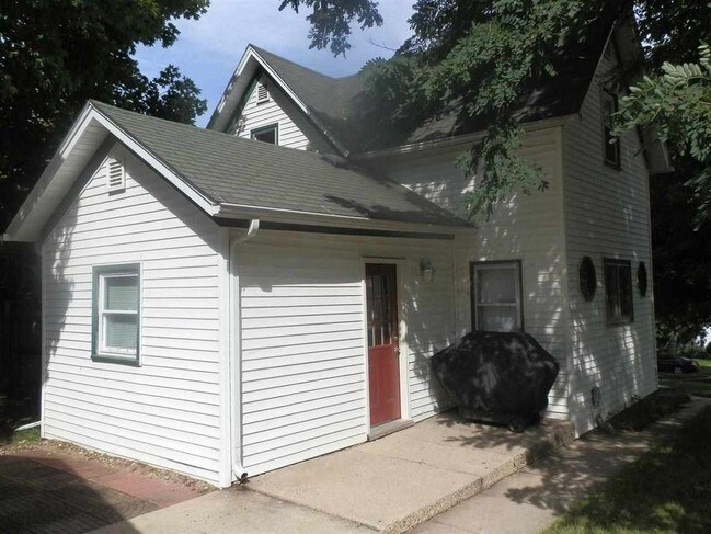 Building Photo - 1020 6th St.