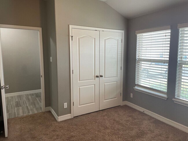 Building Photo - Great location in the Calallen Area!