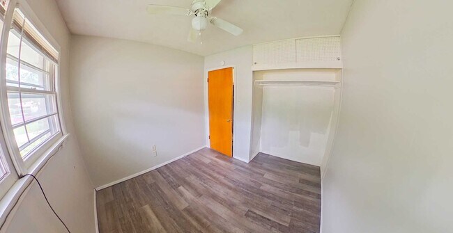 Foto del edificio - Close to Campus! Pet Friendly + Washer & Dryer Included + Off-Street Parking! Available August 1st!