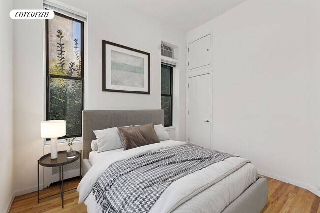 Foto del edificio - 70 W 11th St