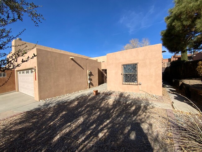 Building Photo - 3 Bedroom Townhome Available Near Tramway ...