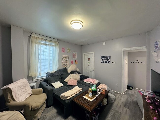 Building Photo - Large 5 bed 2 full bath - central air, dis...