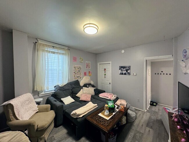 Foto del edificio - Large 5 bed 2 full bath - central air, dis...