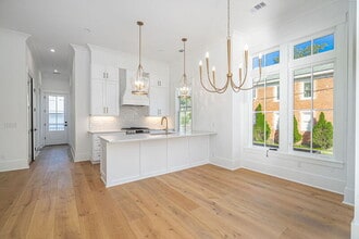 Building Photo - 302 W 38th St