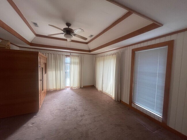 Building Photo - Large Home for rent in Kingsport