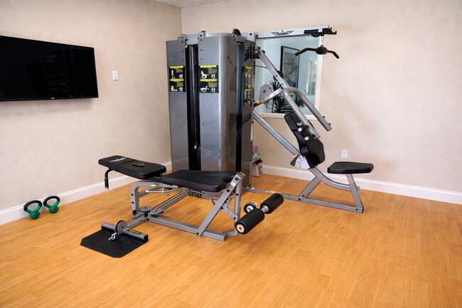 Gimnasia - East Pointe Place II