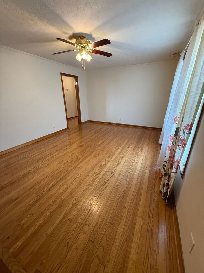 Foto del edificio - Charming 2 Bed, 1 Bath Triplex