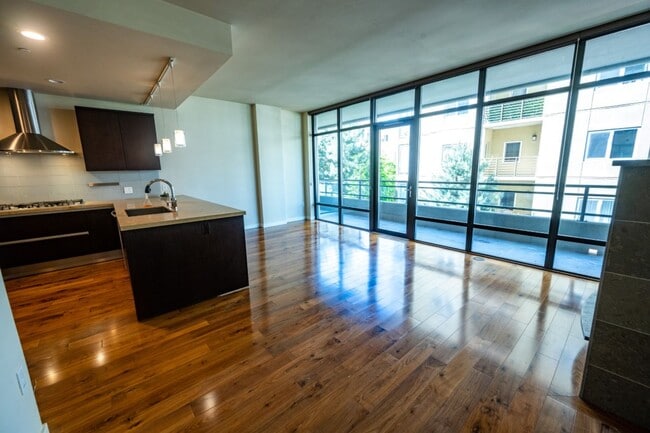 Building Photo - 1Bd/1.5Ba Bellevue Condo