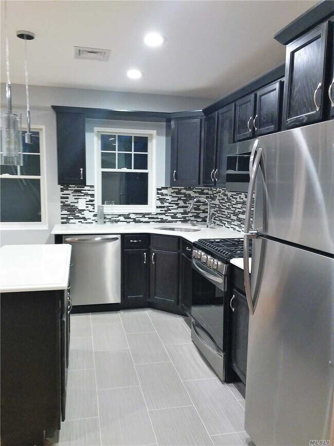 Foto del edificio - 93 Hempstead Ave