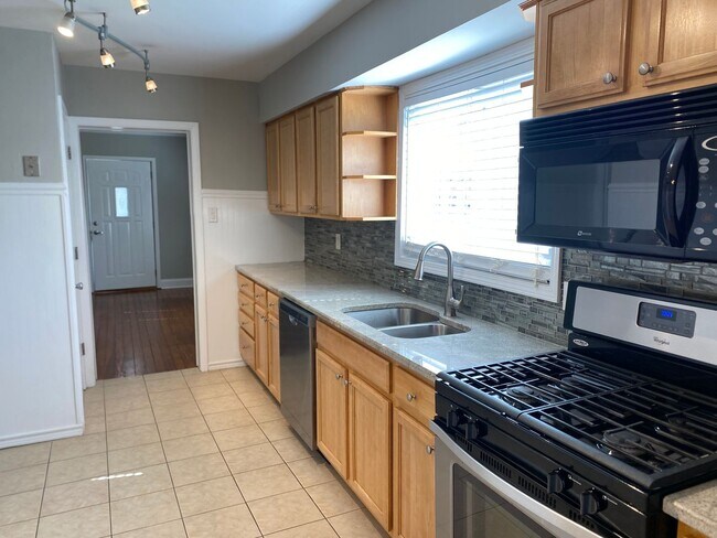 Building Photo - Must See Two Bedroom Home!