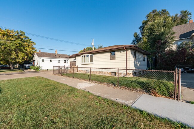 Building Photo - 204 3rd St NW