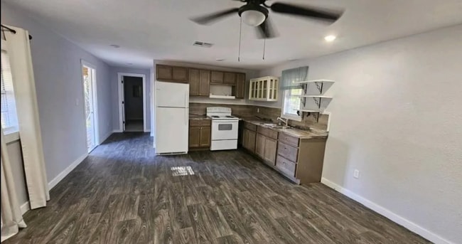 Building Photo - 5250 Oakwood Dr