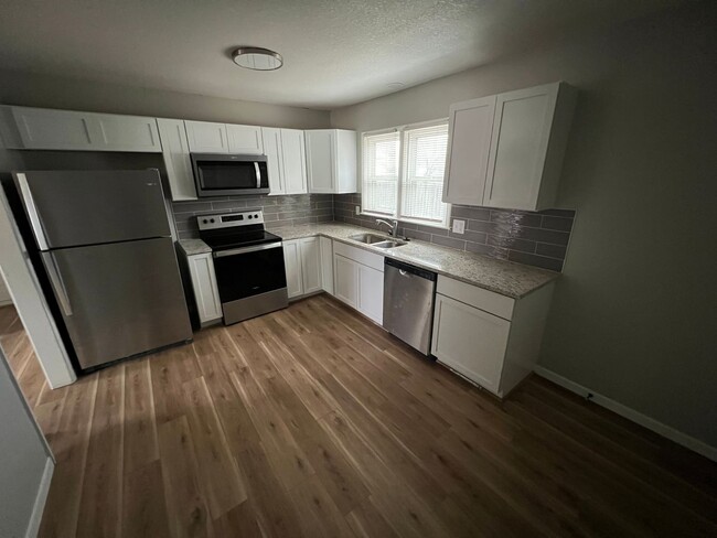 Building Photo - Fully renovated 2 bedroom, 1 bathroom, wit...