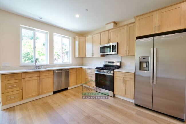Building Photo - 10 E Crescent Dr