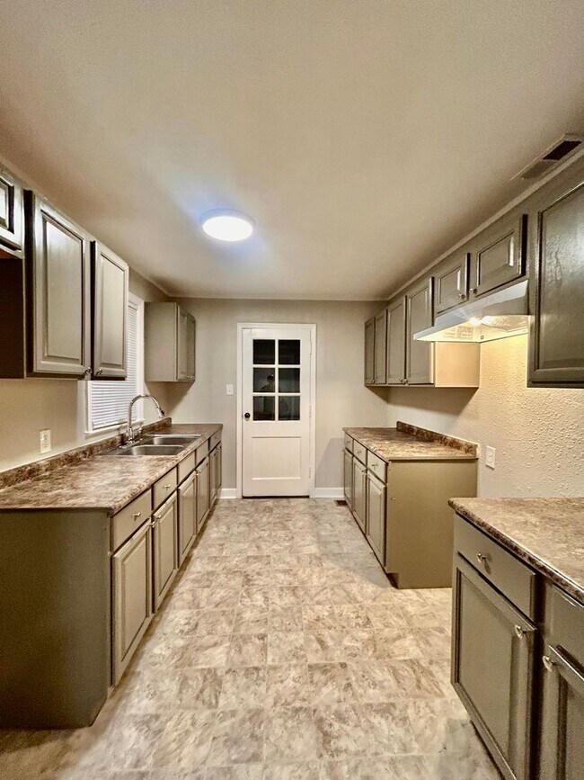 Building Photo - Cute 3 bedroom 1 bathroom home - Open To S...