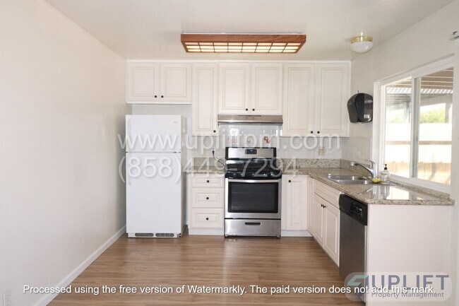 Foto del edificio - 4 bed, 2 Bath Home With Fenced Yard and attached 2 Car Garage