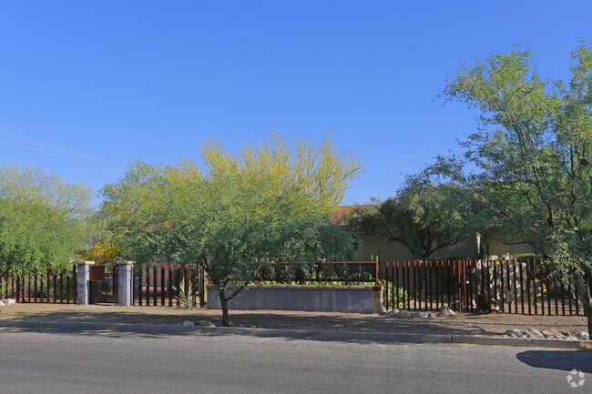 Building Photo - LUXURY DUPLEX