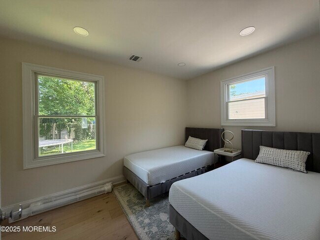 Foto del edificio - 977 Woodgate Ave