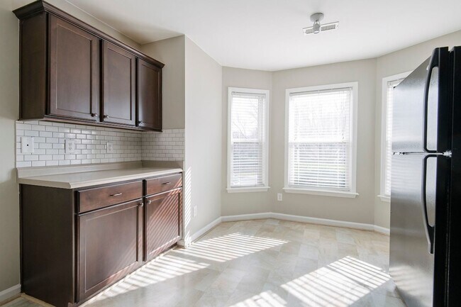 Building Photo - Updated 3 Bedroom Townhome Available Early...