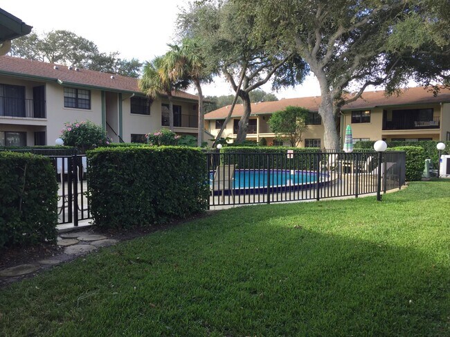 Building Photo - 910 E Causeway Blvd