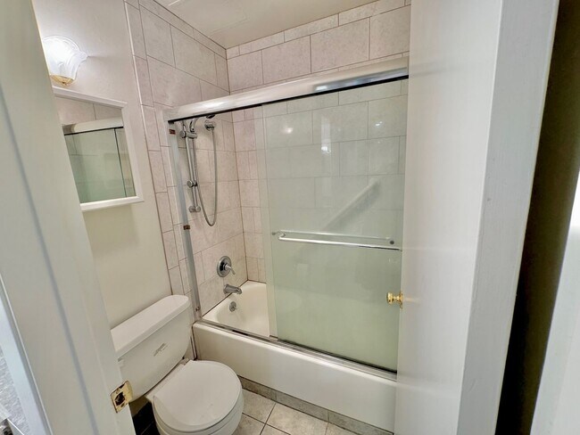 Foto del edificio - $500 OFF FIRST MONTH RENT!!! One Bedroom One Bath Condo in Watergate Complex!!!