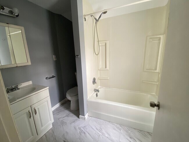 Upstairs Bath - 641 Cullum St