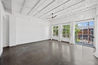 Building Photo - 2401 E 6th St