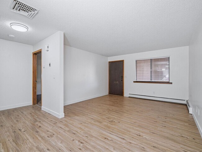 Foto del edificio - Remodeled 2 Bedroom, 1 Bathroom Apartment- Close to shopping!