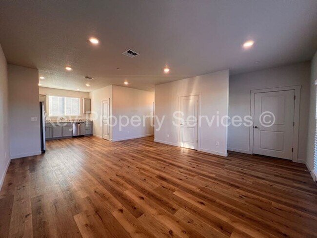 Foto del edificio - Woodland Townhome Just Minutes from i5