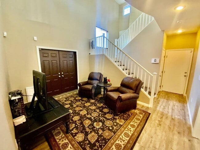 Building Photo - BEAUTIFUL 4 BEDROOM HOME WITH FLEXIBLE FLO...