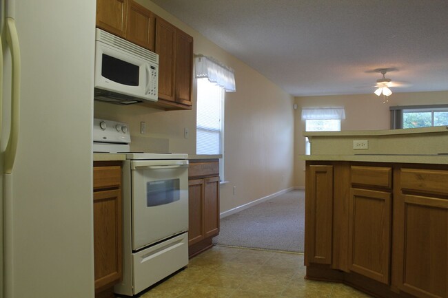 Building Photo - Samara Lakes- Great 3-Bedroom 2-Bath Fence...