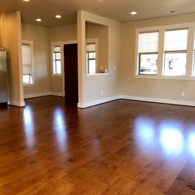 Foto del edificio - Beautiful 4 Bedroom Home Located on Corner...