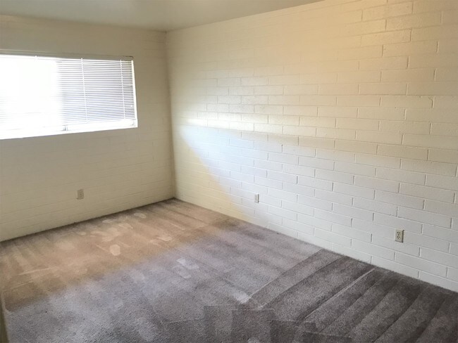 Building Photo - 1650 E Blacklidge Dr