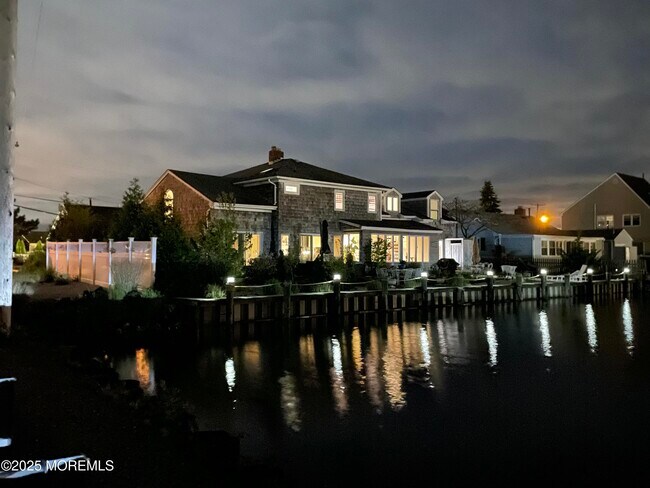 Foto del edificio - 300 Bay Ln