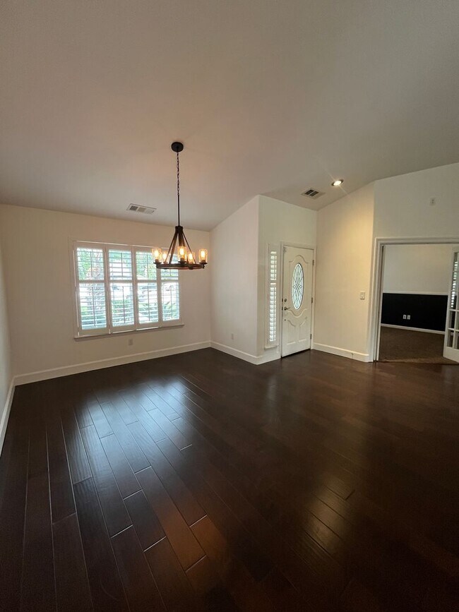 Foto del edificio - Beautiful Southside Visalia Home! Coming Soon!