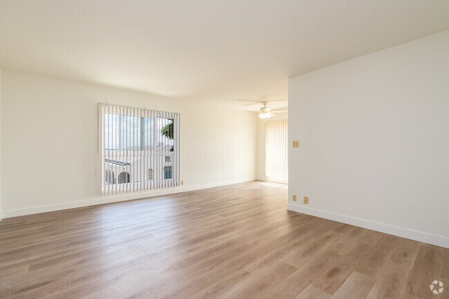 2 habitaciones, 1 baño - 900 pies cuadrados - Sala de estar - 715 E. Providencia Ave