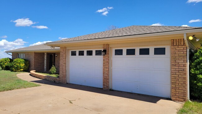 Building Photo - Country Living! 3/2/2 with Basement! Avail...