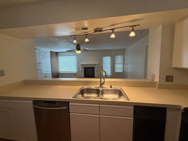 Foto del edificio - Chesapeake Bay Condo – One Block from the Beach! "Ask About Our Zero Deposit"