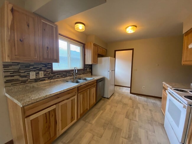 Photo - Charming 2 Bedroom with Attached Garage! House