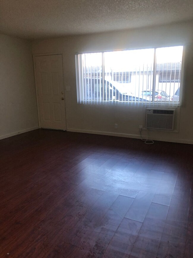 Building Photo - LARGE DOWNSTAIRS 1 BED 1 BATH UNIT & PET F...