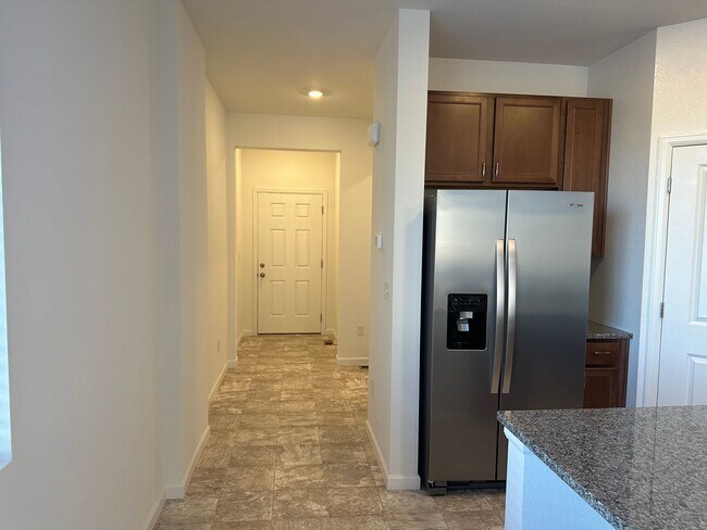 Foto del edificio - Spacious and Updated 3 Bedroom Home with Attached Garage in Longmont Available for June!