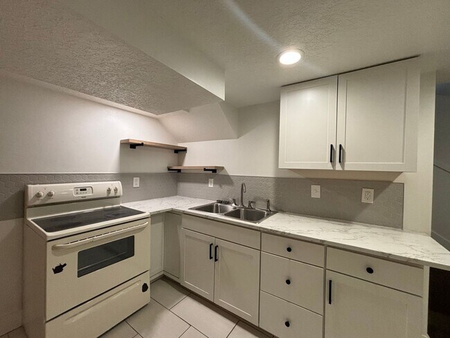 Foto del edificio - Cozy lower level unit with open kitchen and washer/dryer hookups