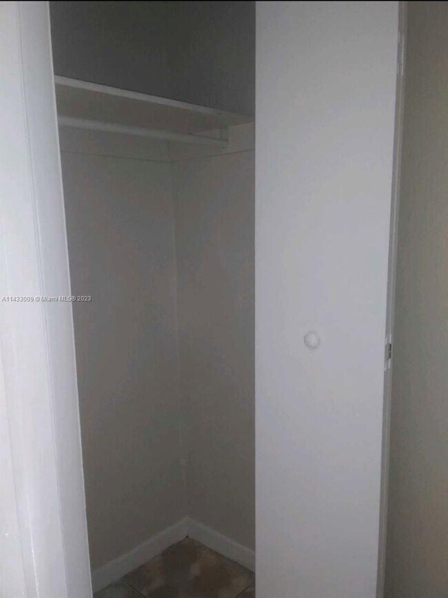 Foto del edificio - 17325 Homestead Ave