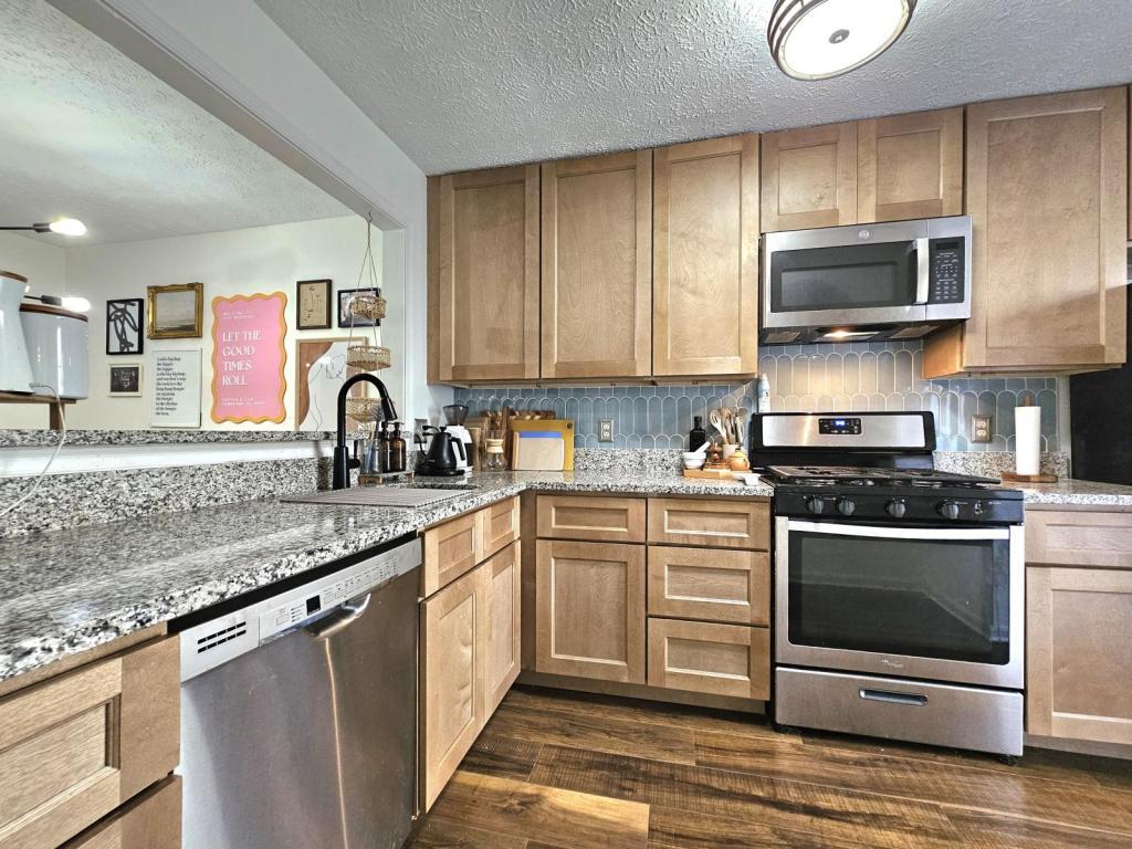 Primary Photo - 7660 Willow Point Dr