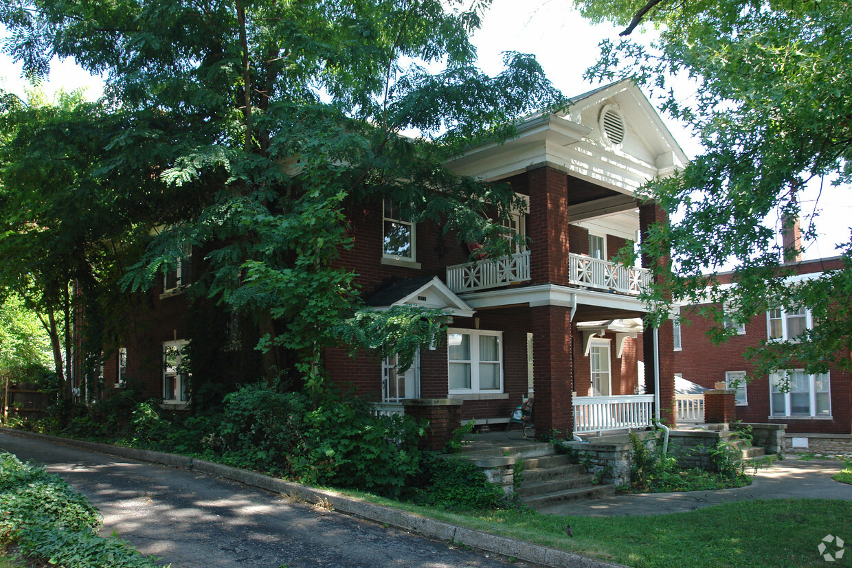 Primary Photo - 209-211 E Stone Ave