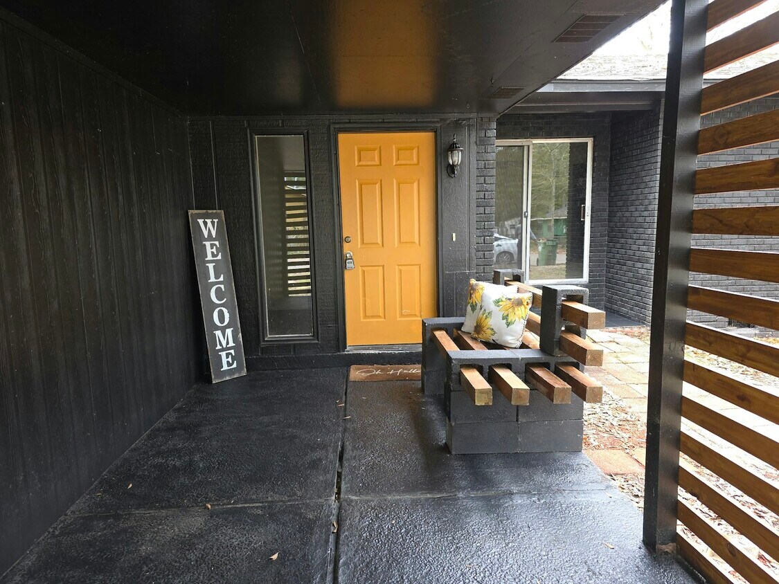 Building Photo - 2815 Hillside Dr