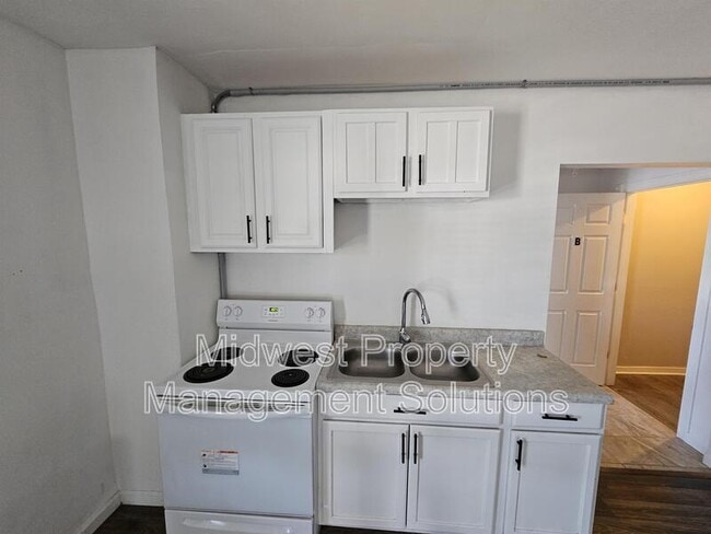 Building Photo - 810 E 8th St