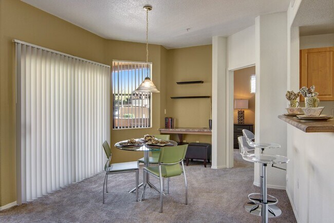 Apartamentos Arezzo - Comedor amueblado con balcón. - Arezzo